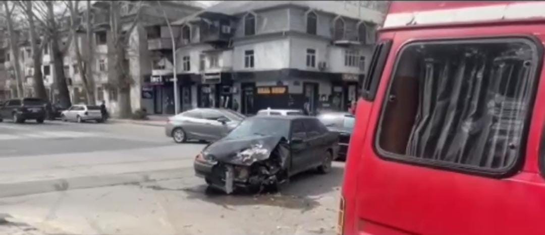 Minik avtomobili mikroavtobusla toqquşdu - FOTOLAR